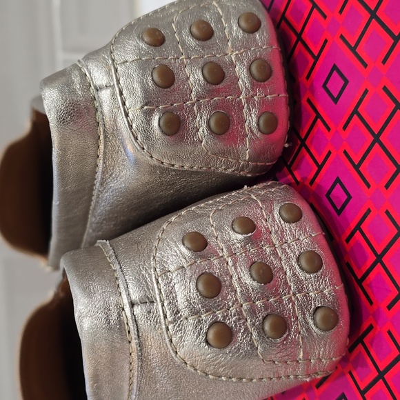 Tory Burch EVERLY DRIVER Metallic Gold Loafers - Picture 3 of 8